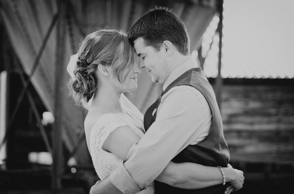 sweet-and-simple-outdoor-wedding