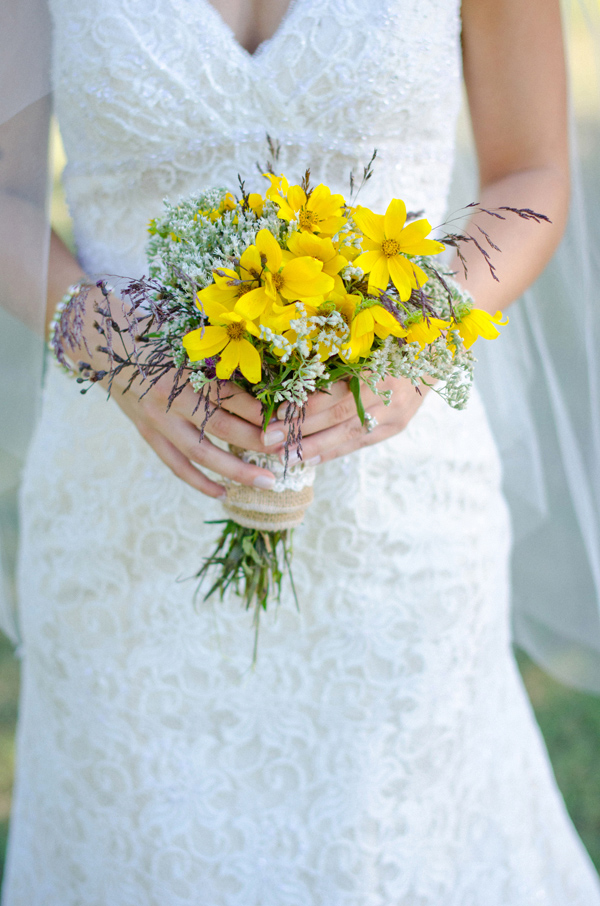 sweet-and-simple-outdoor-wedding