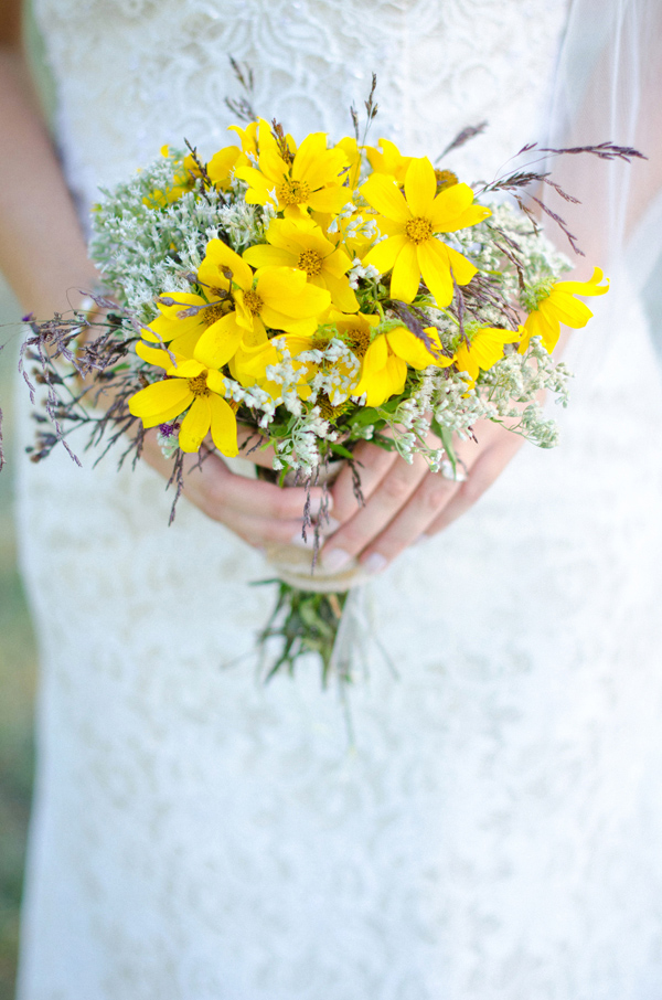 sweet-and-simple-outdoor-wedding