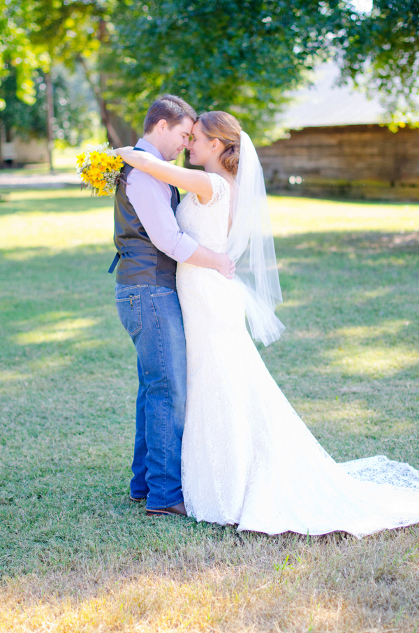 sweet-and-simple-outdoor-wedding