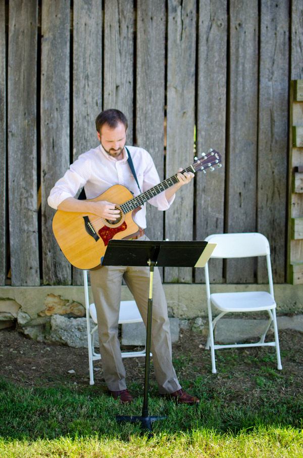 sweet-and-simple-outdoor-wedding