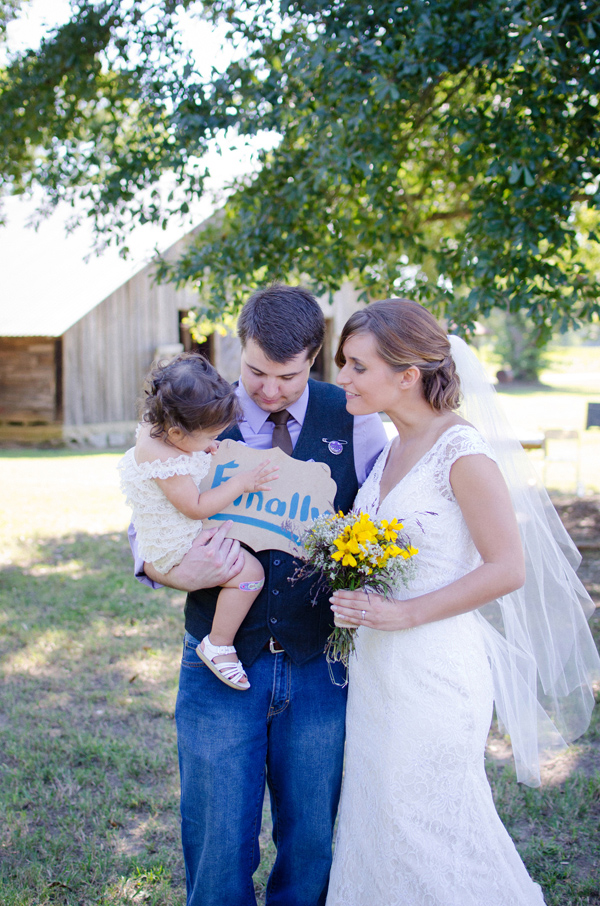 sweet-and-simple-outdoor-wedding