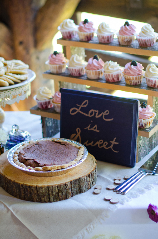 sweet-and-simple-outdoor-wedding