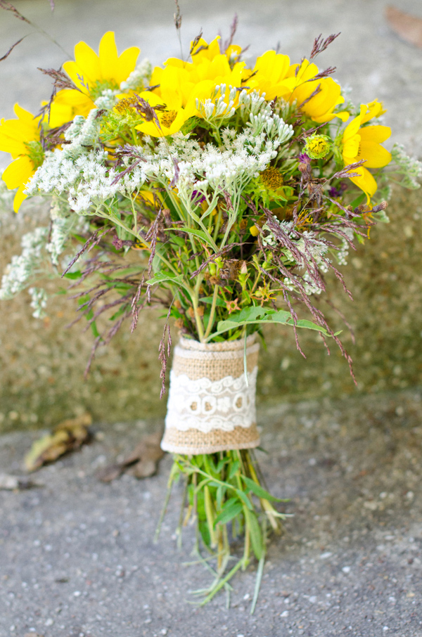 sweet-and-simple-outdoor-wedding