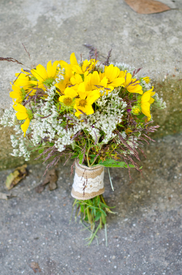 sweet-and-simple-outdoor-wedding