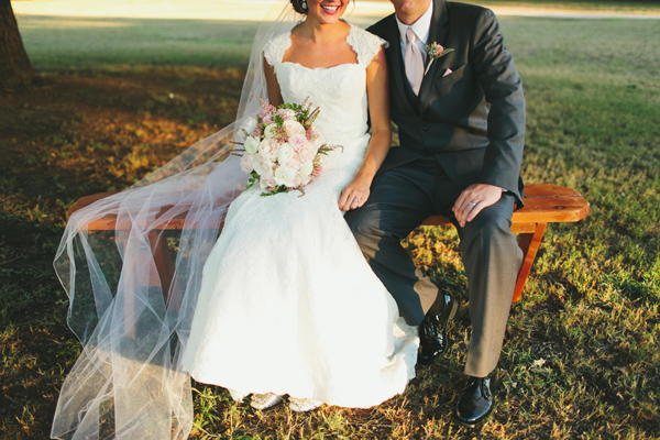 lace-and-burlap-wedding-at-the-white