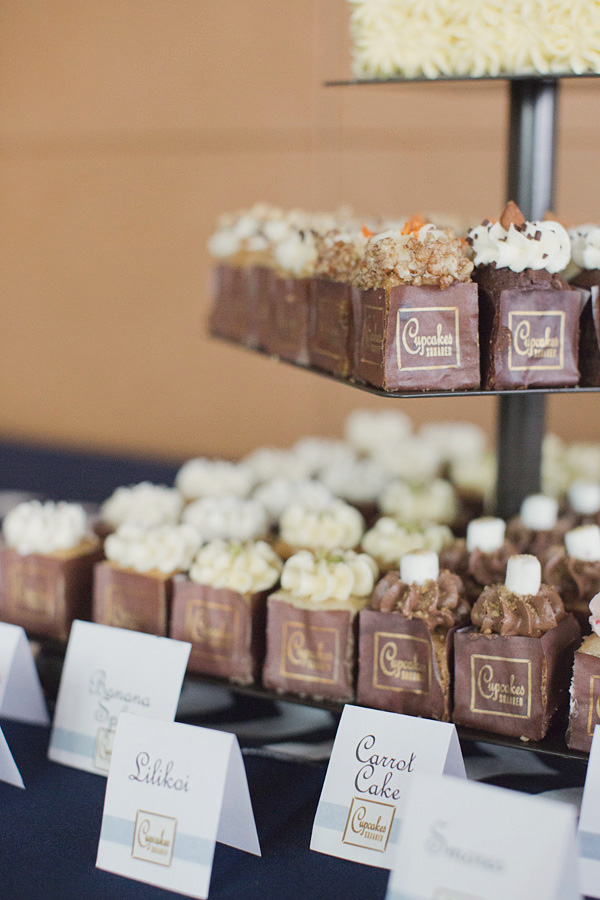 navy-and-white-seaside-wedding