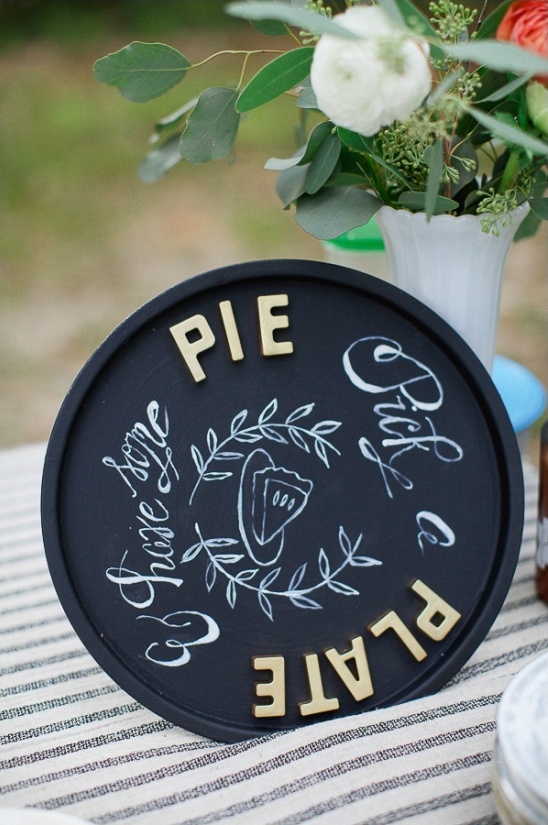 Blackboard pie sign: Choose your pie plate