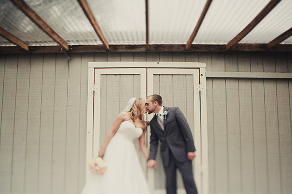blue-and-coral-backyard-wedding