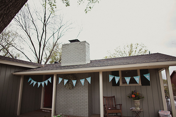 blue-and-coral-backyard-wedding