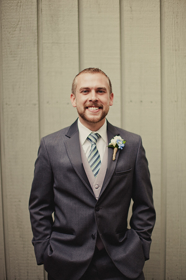 blue-and-coral-backyard-wedding