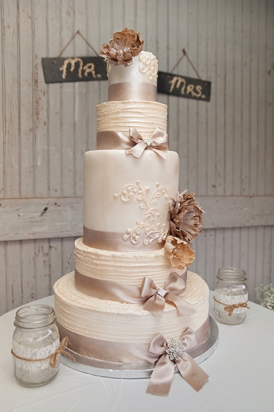regal looking wedding cake