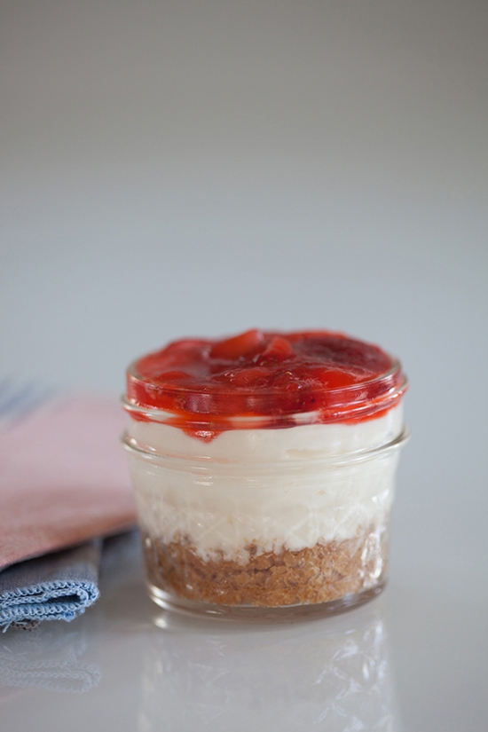 cheesecake-in-mini-mason-jars-free