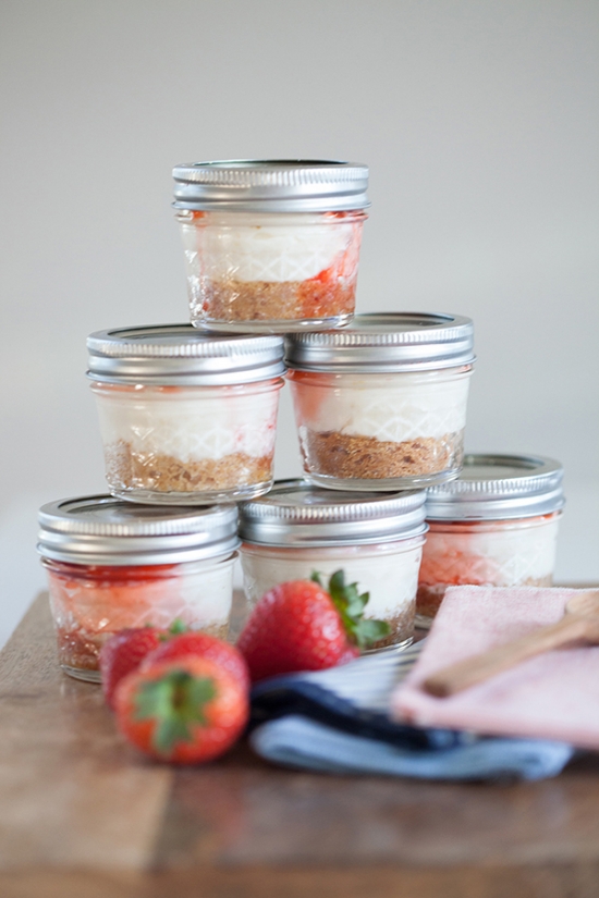 cheesecake-in-mini-mason-jars-free