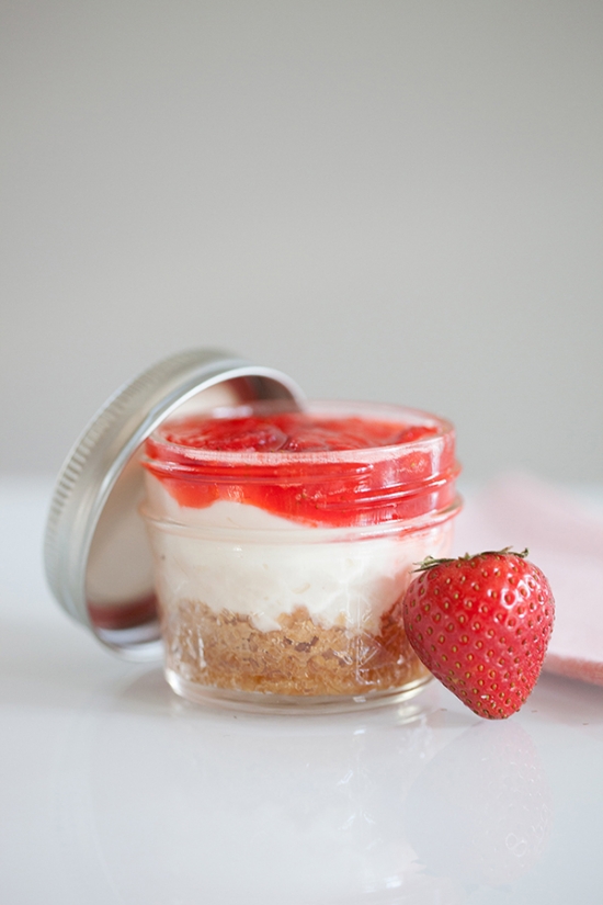 cheesecake-in-mini-mason-jars-free