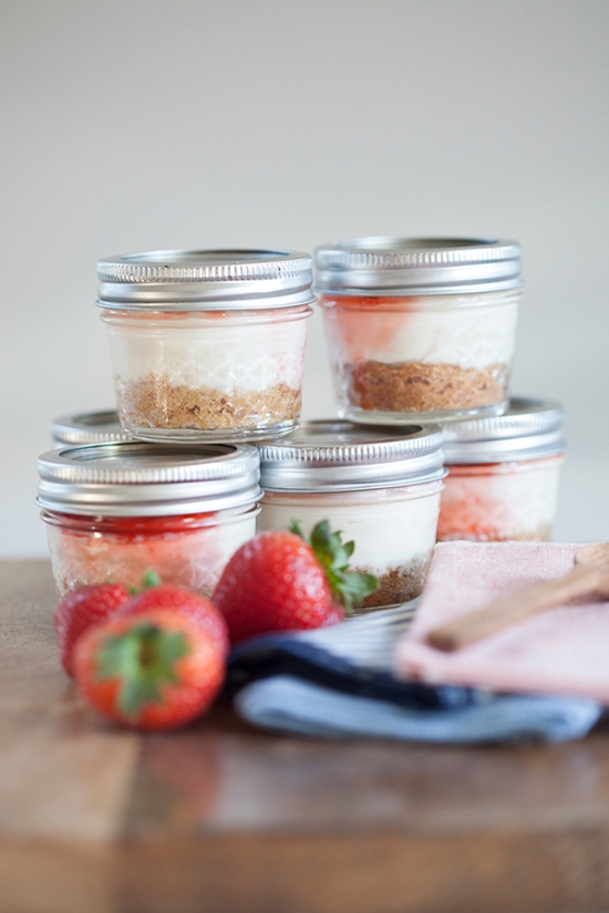cheesecake-in-mini-mason-jars-free