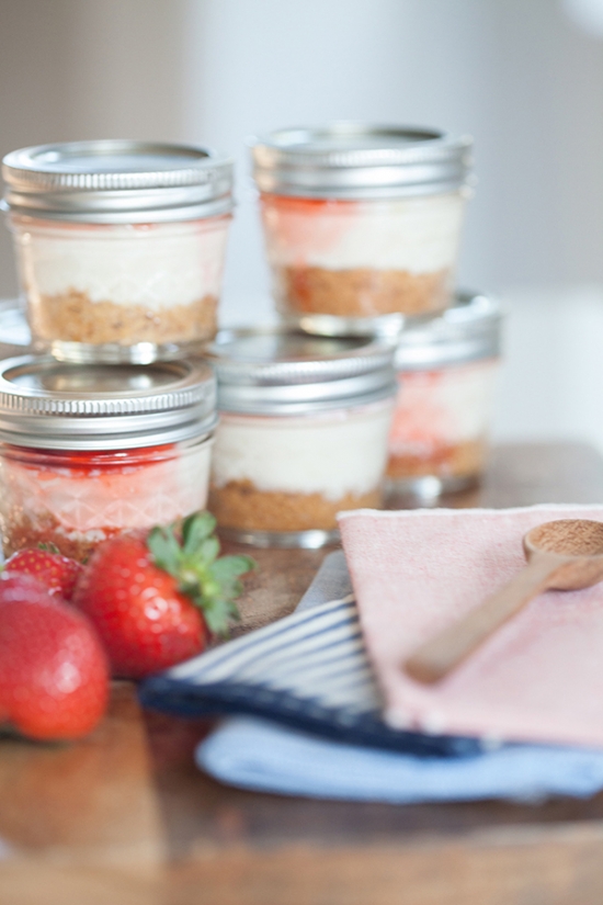 cheesecake-in-mini-mason-jars-free