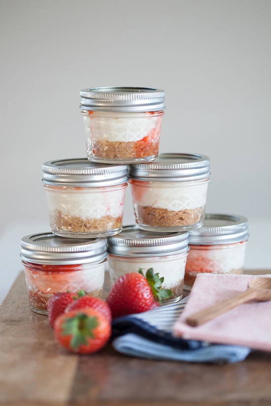 cheesecake-in-mini-mason-jars-free