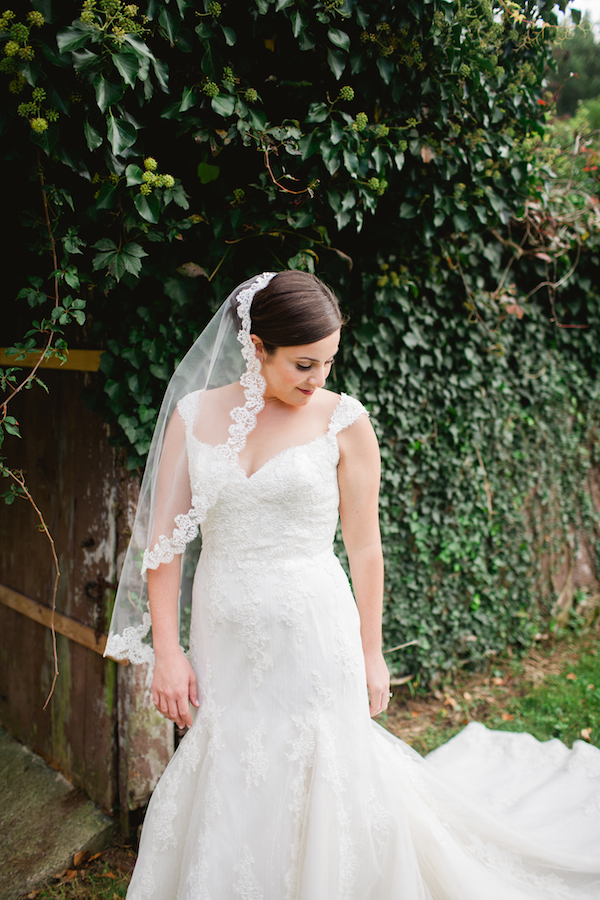 dainty-wedding-with-pops-of-pink
