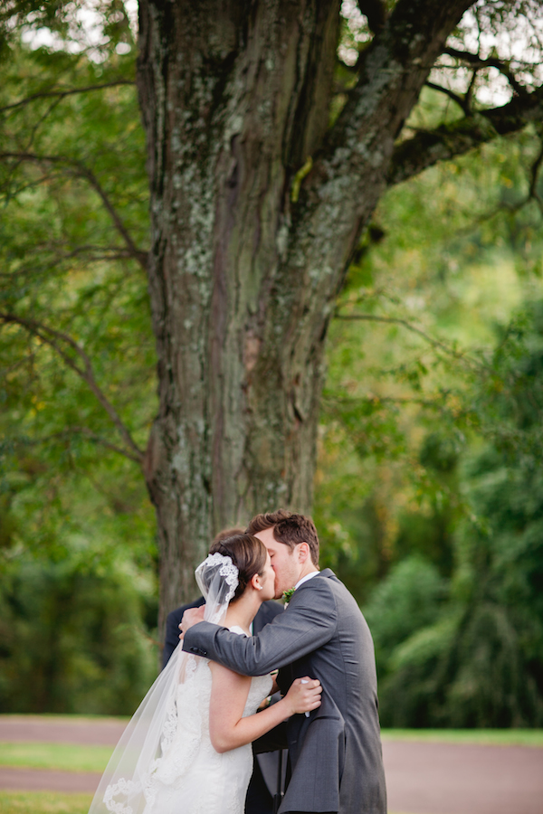 dainty-wedding-with-pops-of-pink