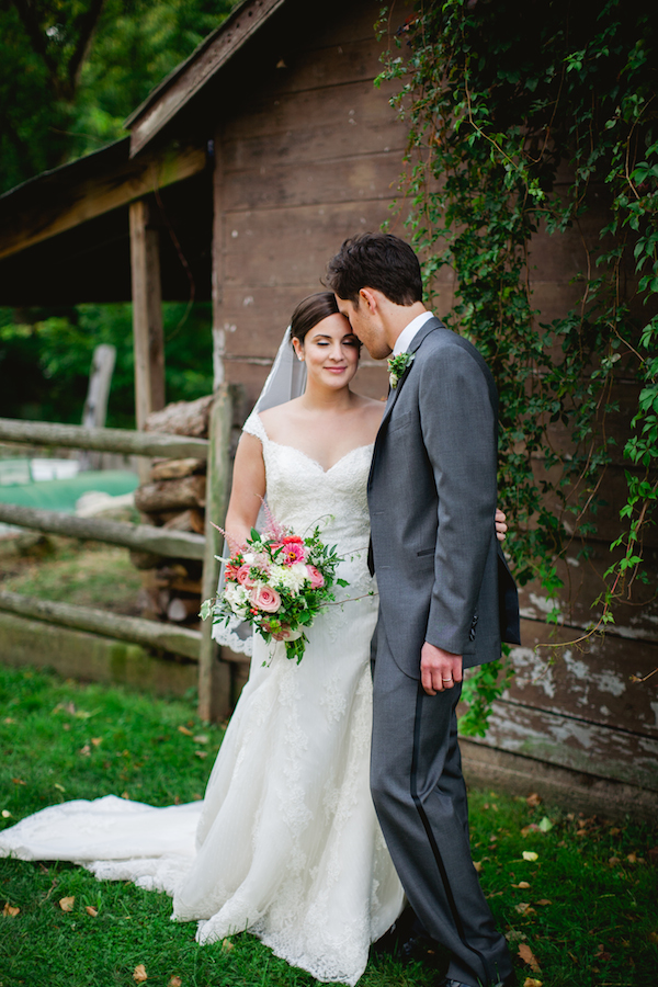 dainty-wedding-with-pops-of-pink