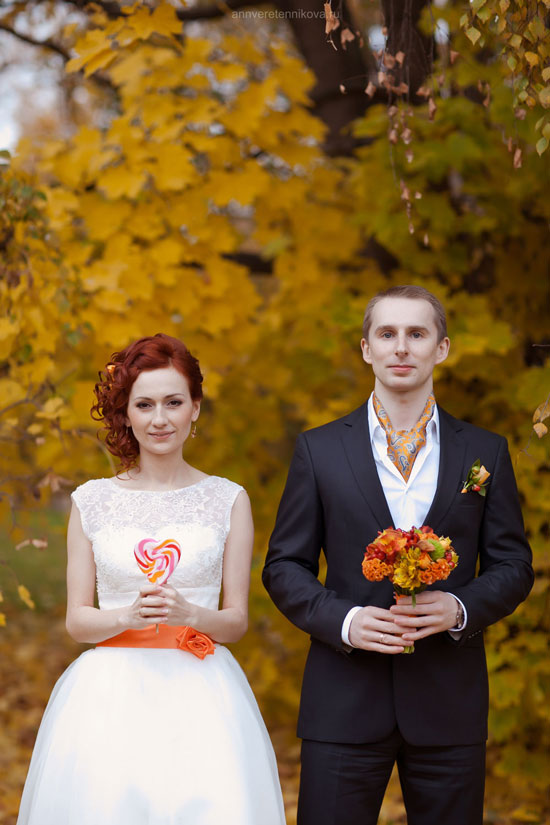 Autumn wedding: bride and groom in fall foliage