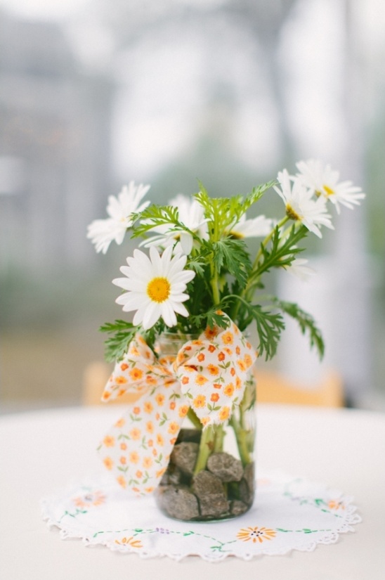 simple daisy and mason jar centerpiece