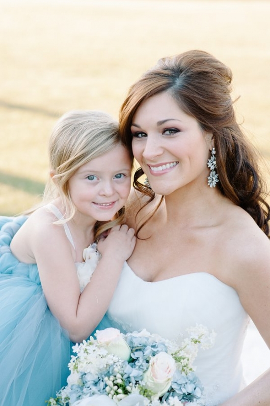 blue-and-ivory-shabby-chic-wedding