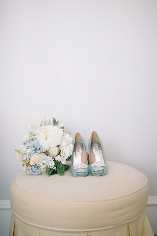 blue-and-ivory-shabby-chic-wedding