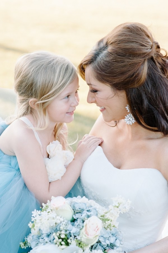 blue-and-ivory-shabby-chic-wedding