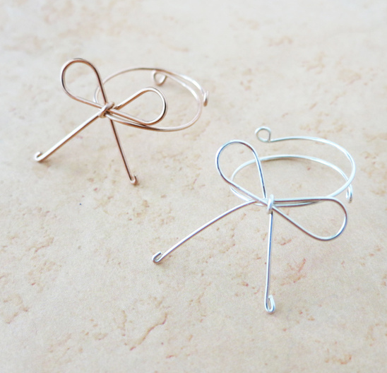 Two delicate wire bow rings in silver and rose gold