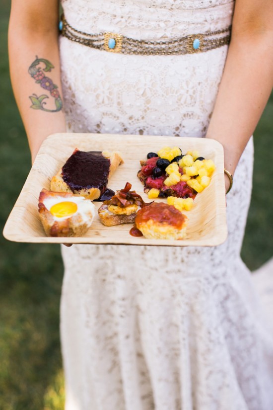 bacon-and-eggs-picnic-wedding-reception