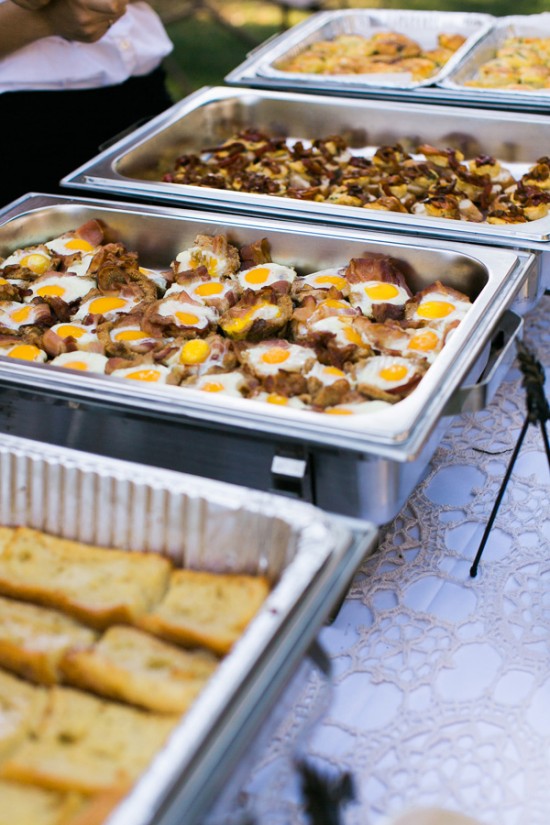 bacon-and-eggs-picnic-wedding-reception