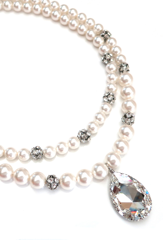 Elegant pearl necklace with large diamond pendant