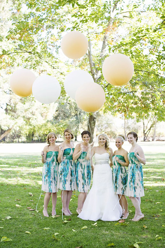 giant balloons for fun bridal party pictures