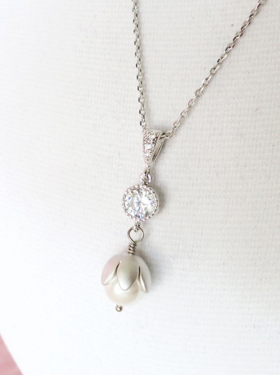 Elegant pearl pendant necklace with sparkling diamond accents
