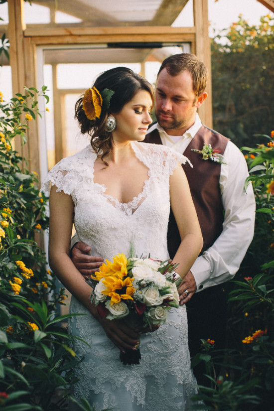 country-burlap-and-lace-wedding
