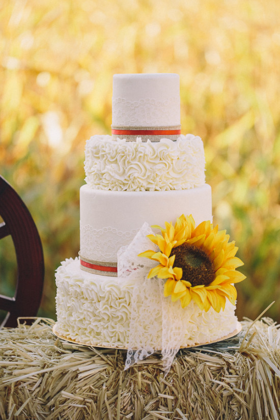 country-burlap-and-lace-wedding