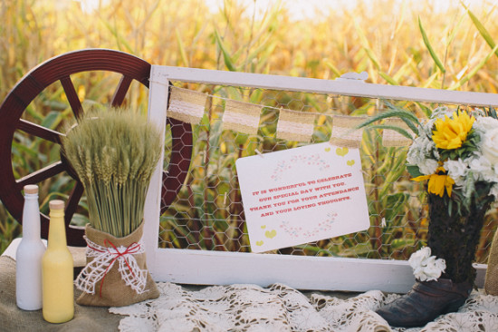 country-burlap-and-lace-wedding