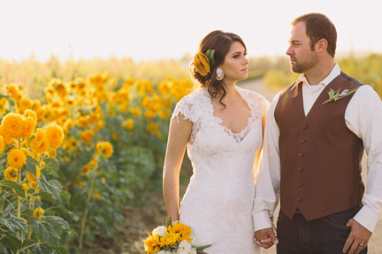 country-burlap-and-lace-wedding