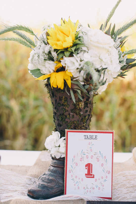 country-burlap-and-lace-wedding