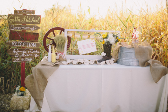 country-burlap-and-lace-wedding