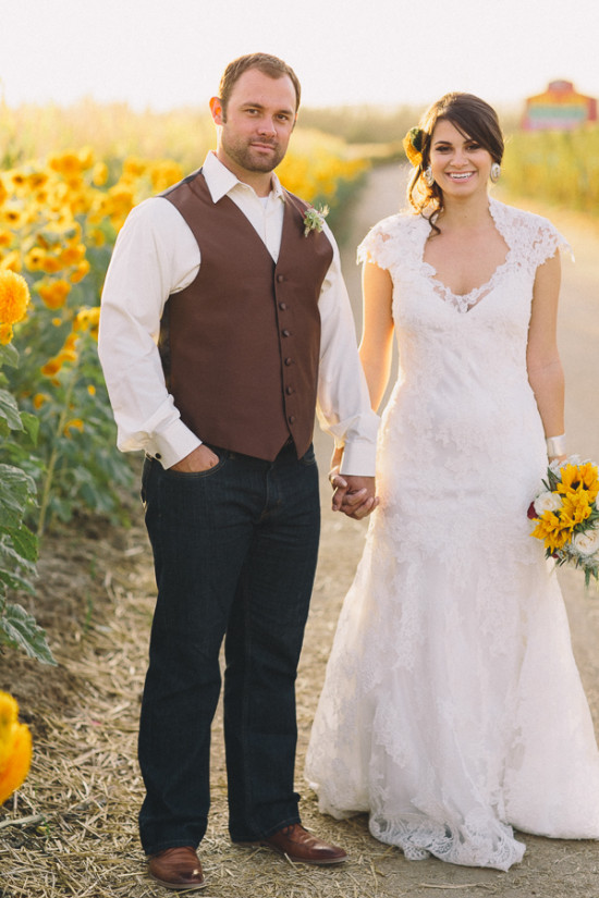 country-burlap-and-lace-wedding