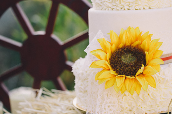 country-burlap-and-lace-wedding