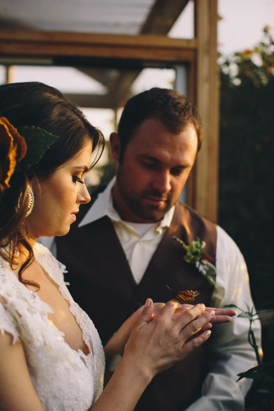 country-burlap-and-lace-wedding