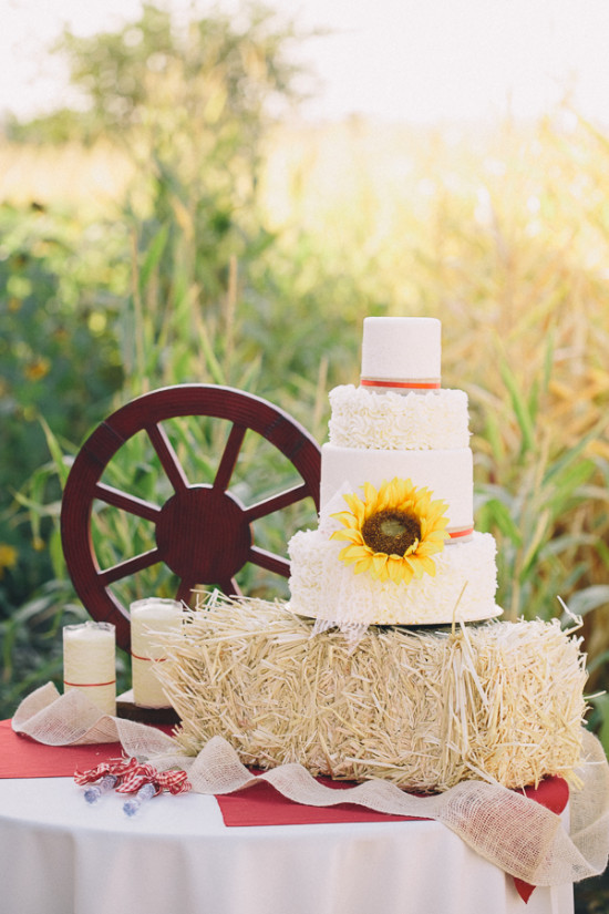country-burlap-and-lace-wedding