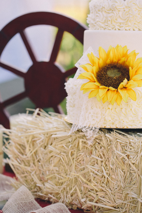 country-burlap-and-lace-wedding