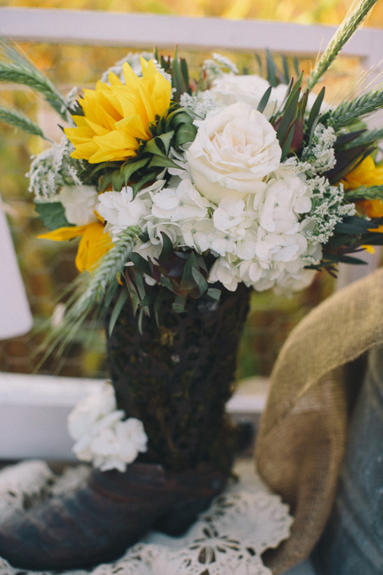 country-burlap-and-lace-wedding