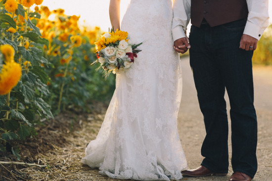 country-burlap-and-lace-wedding