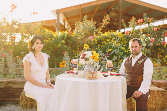 country-burlap-and-lace-wedding